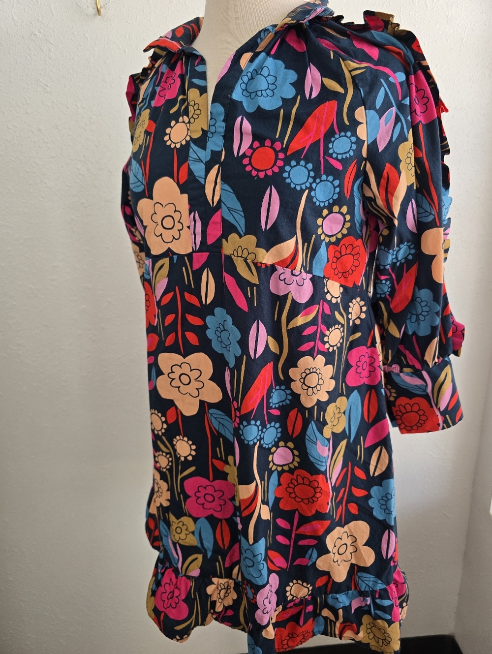 Apple Boulevard Floral Tiered V-Neck Shift Dress in Navy Floral Multi Size Small - Picture 5 of 10